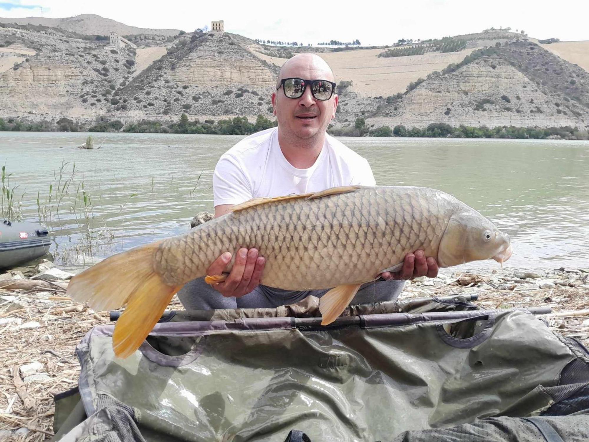 R U Ready Fishing, River Ebro 梅基嫩萨 外观 照片